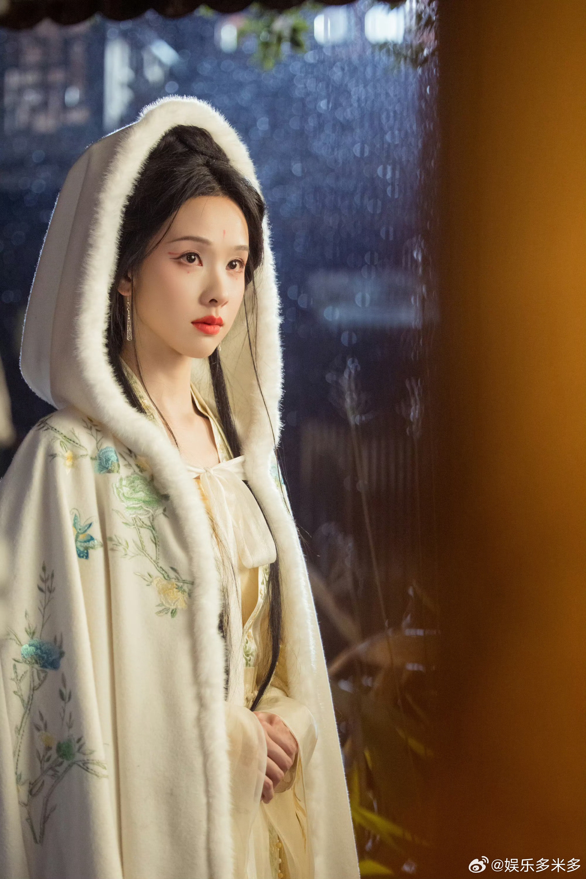 陈都灵演技有种迷人的危险感不靠颜值靠演技，陈都灵跳出舒适区，以人的逻辑演妖，重