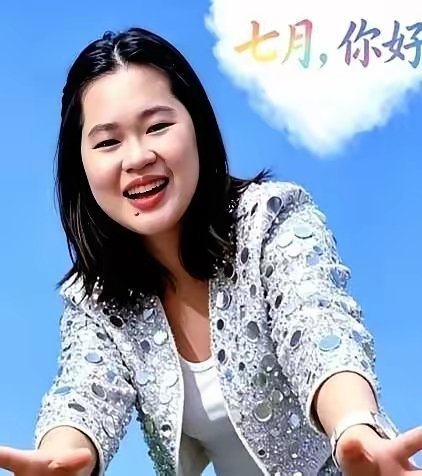 刚刷到全红婵近照，说实话，第一眼真没盯着“漂亮”看，就觉着这姑娘身上的松弛感太招