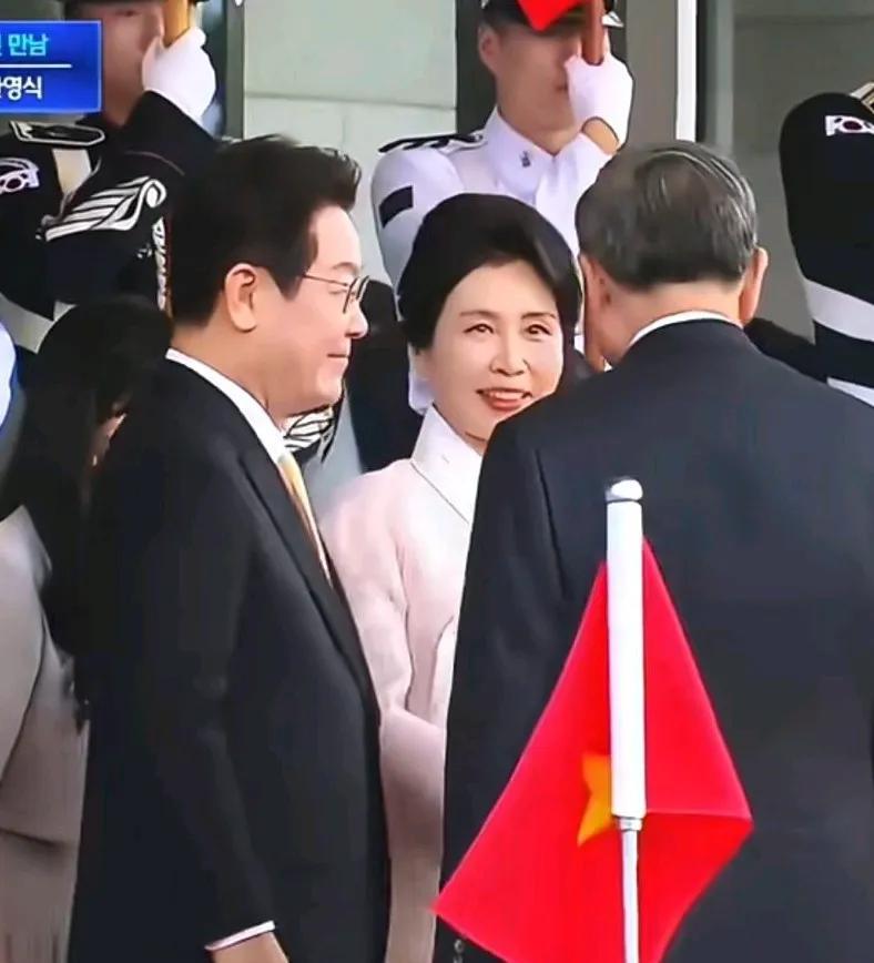 金女士这套嫩粉色韩服真是仙气飘飘，又减龄又端庄大气！看把李在明美的，抿着嘴乐啊！