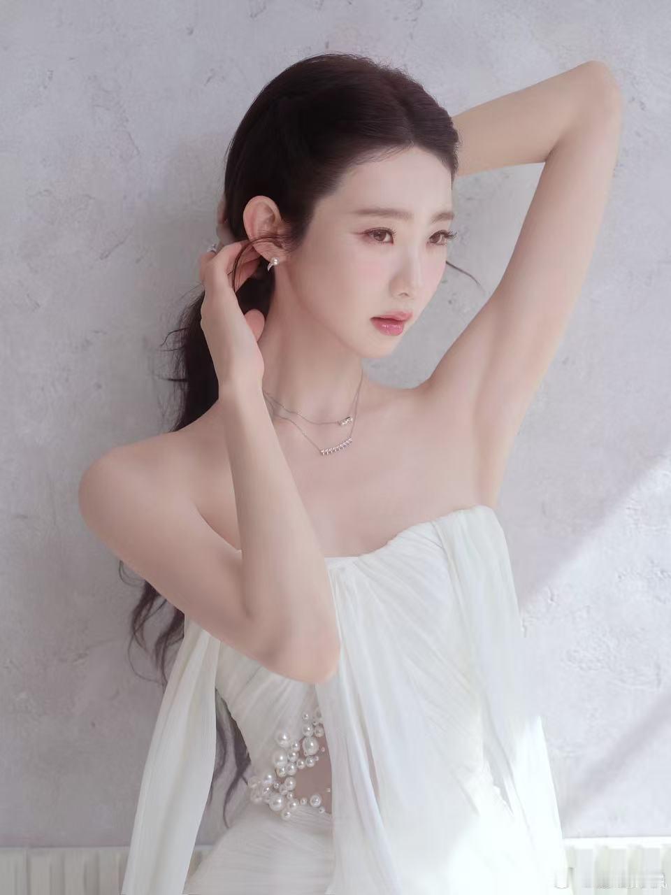 铁证领衔主演张艺凡张艺凡电视剧铁证事业发展一路顺风顺水，新剧正式敲定主演身份，院