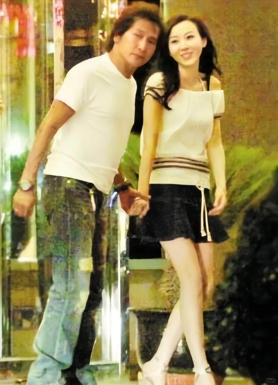 2008年，齐秦与萧蔷一起出行的画面，萧蔷真的好漂亮啊。当时，萧蔷已经40岁