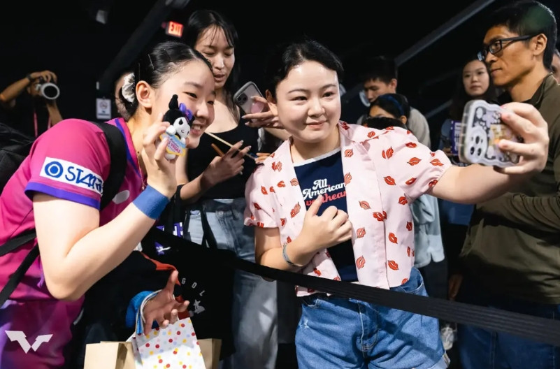 张本美和在美国人气也很高，比赛结束，很多球迷要合影签名，还都是女性球迷，张本美和
