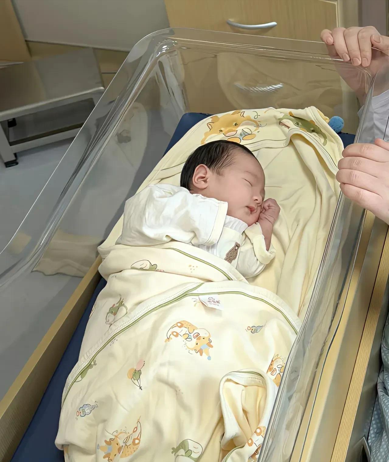 2008年，广西一女子因为怀孕成了植物人，为了救她，丈夫忍痛选择放弃孩子，没想到