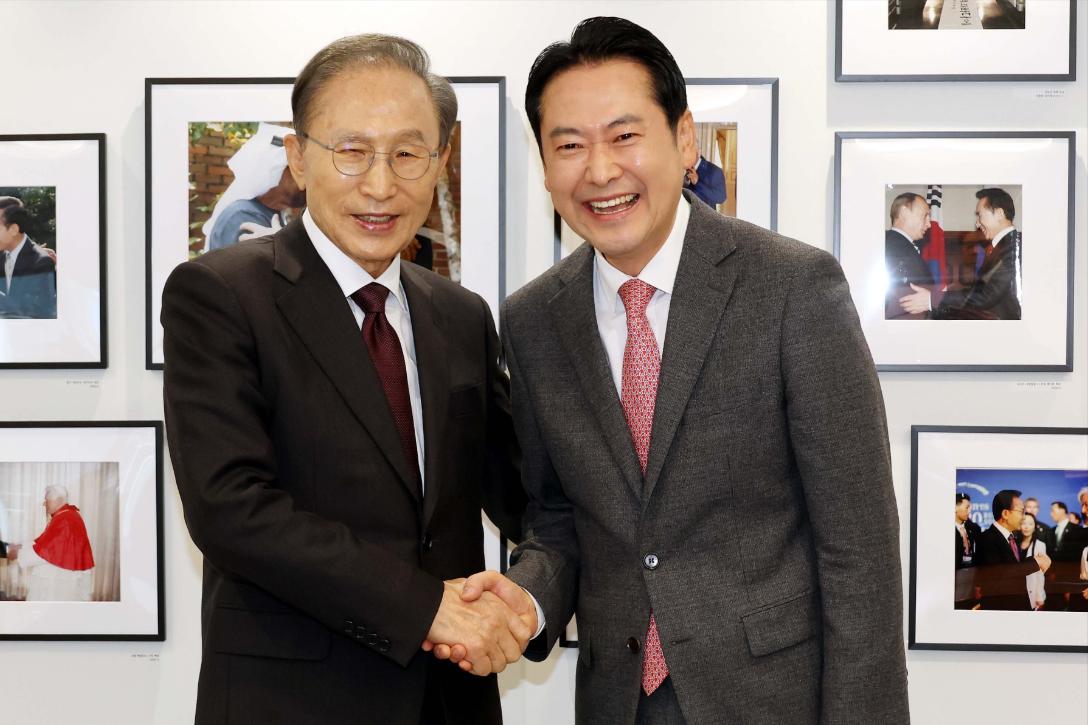 李在明还没上飞机去北京,李明博就跳出来了。1月2日,这位离任十多年、官司