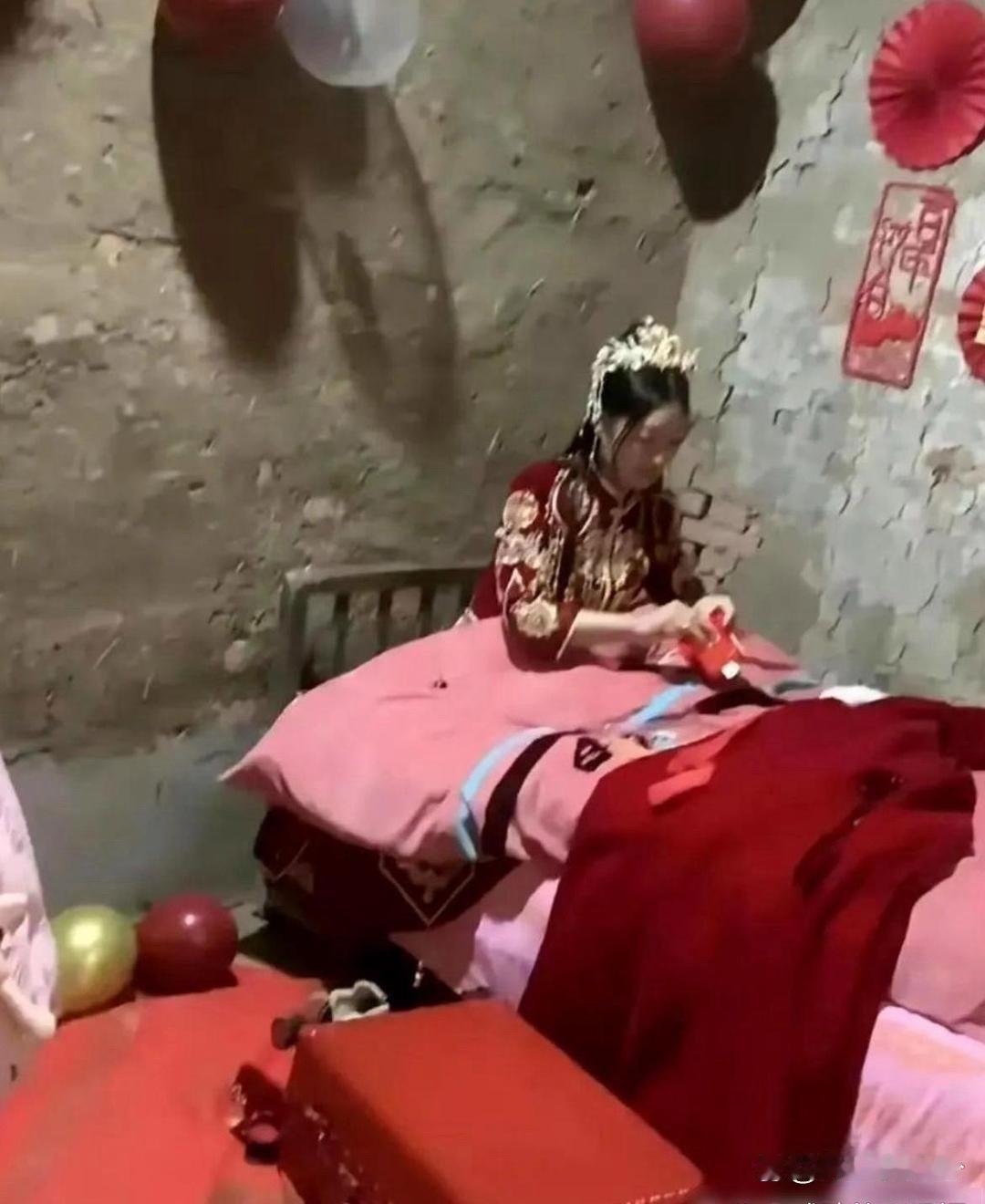 这环境，新娘怎么笑得出来的