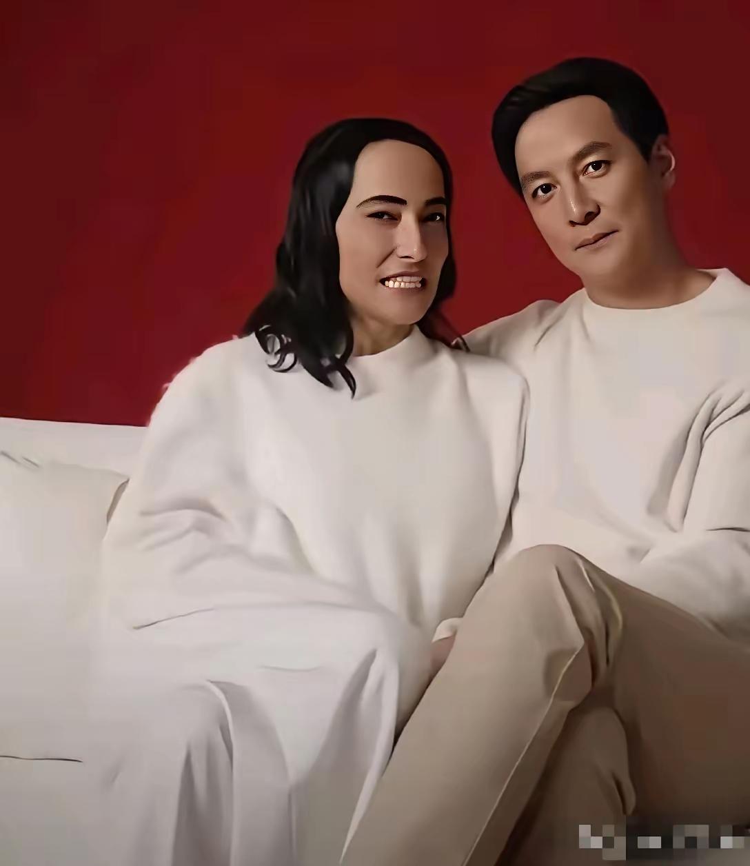 吴彦祖和他的老婆两个人真的是越来越有夫妻相了，感情真的很好，虽然坐在一起没有过多