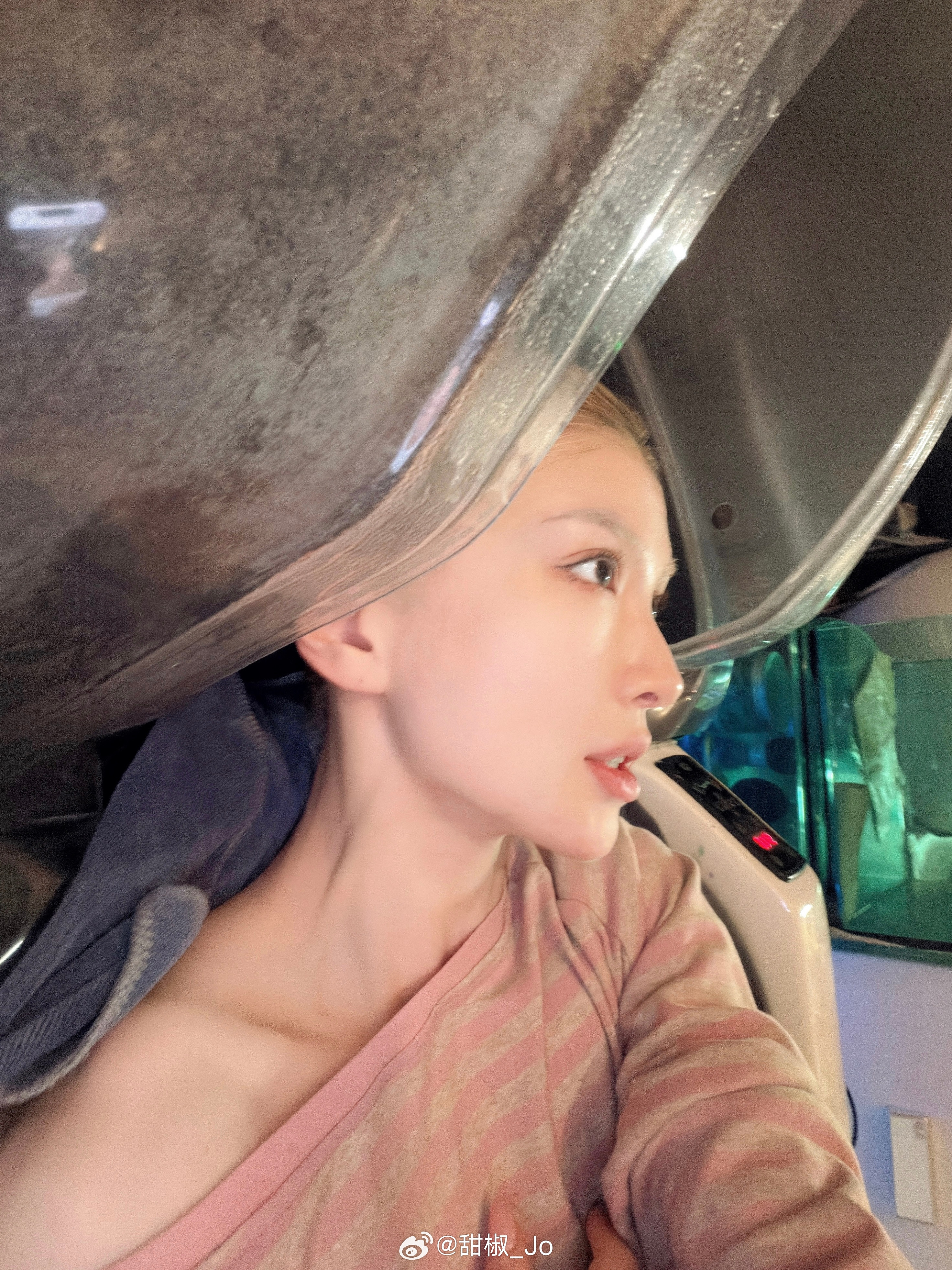 太敬业了这个点还在护理头发