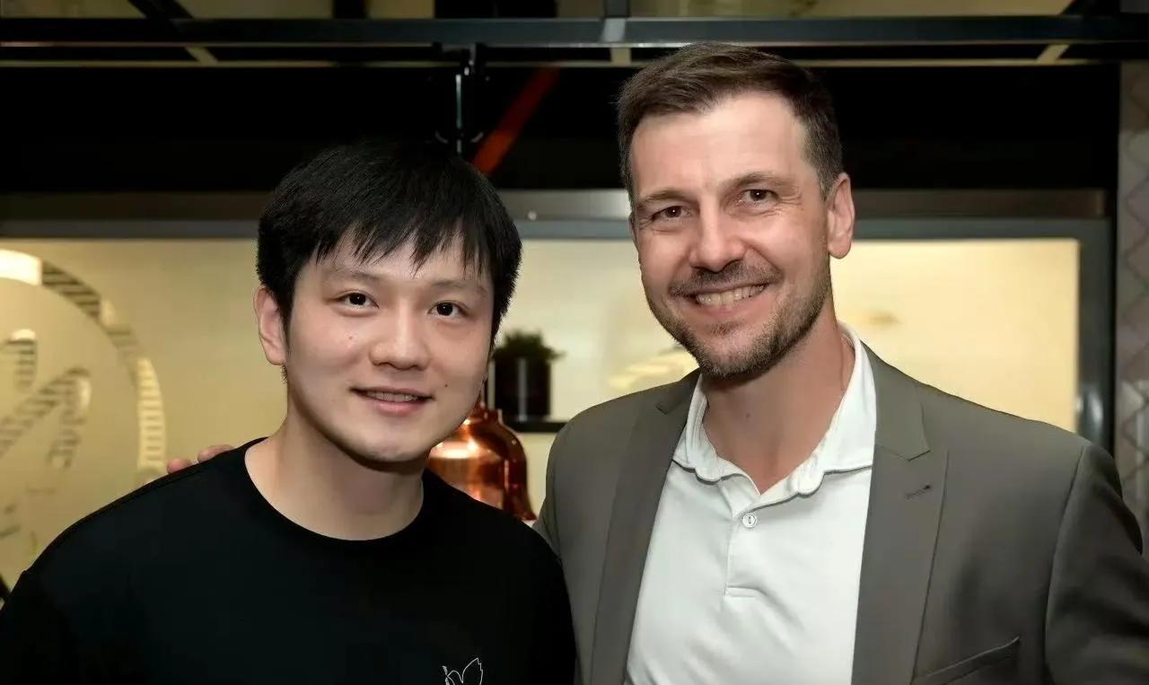 樊振东远赴德国，专程为好兄弟波尔的退役仪式捧场！内场照片一出来，哇，咱东哥妥妥坐