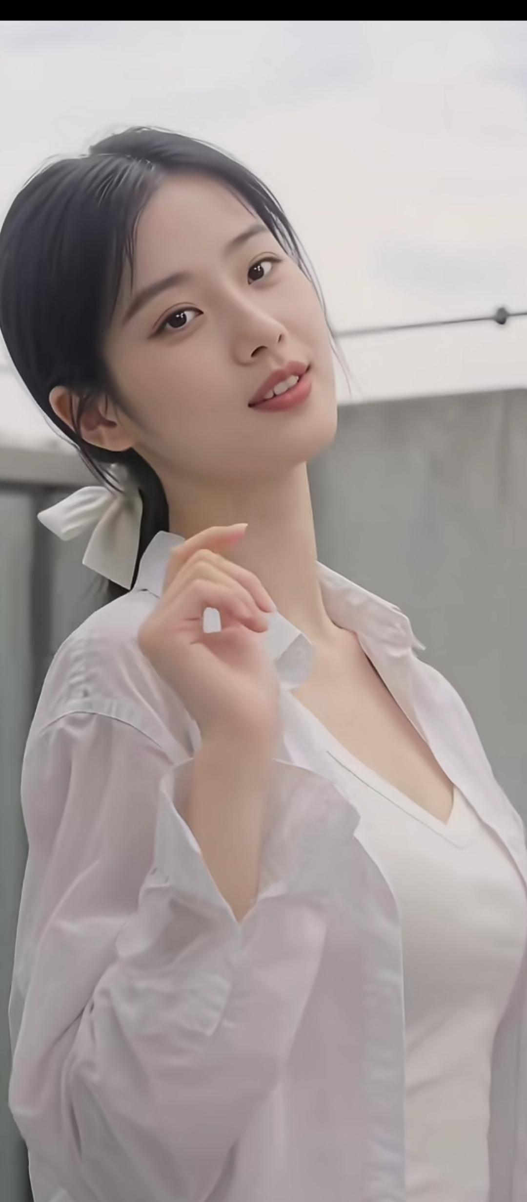 清新脱俗的少女，指尖轻触的温柔。