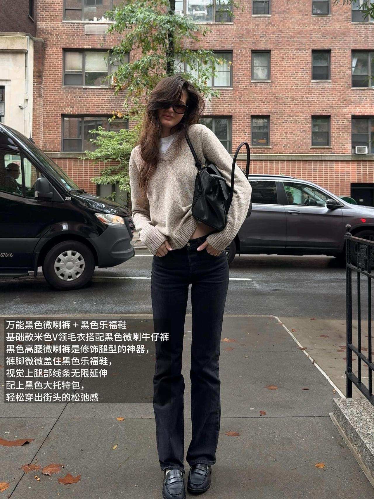 又是一组极简气质的穿搭模板，普通人也能照搬！整套搭配以针织衫+牛仔裤为核心，利用