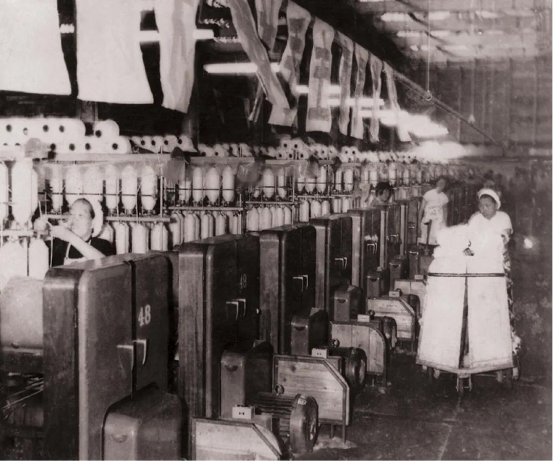 1953年9月，天津国营棉纺二厂的车间轰隆隆响成一片，机器转得飞快，棉絮飞得跟下