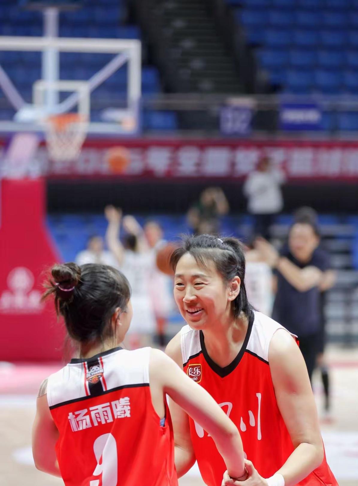 四川女篮在大变后，为何依旧1年内两夺冠军？所谓大变，是指四川女篮从上个赛季开