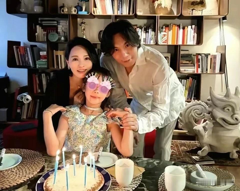 伊能静说去年秦昊生日，她瞒着秦昊请了35个朋友。屏风这边坐着他们一家三口，屏风的