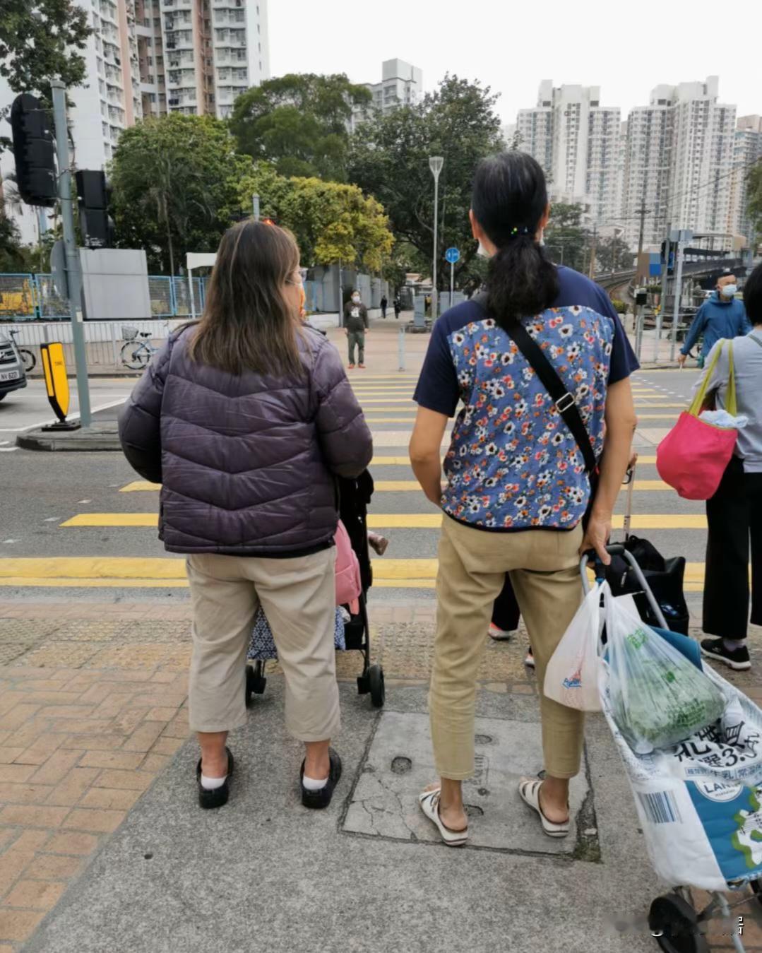 降温了，原来广东的秋天，街上“乱穿衣”的风格，比浙江还夸张。除了春夏秋冬的衣服能