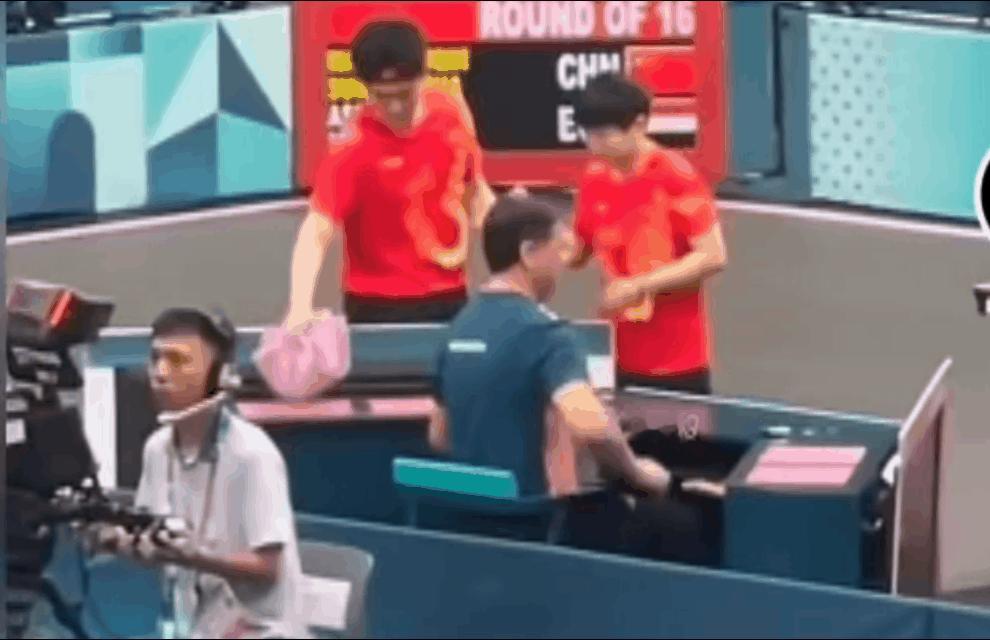 莎莎和大头的毛巾永远都这么有意思，这还没有上场比赛，大头就差点拿错毛巾，明明赛场