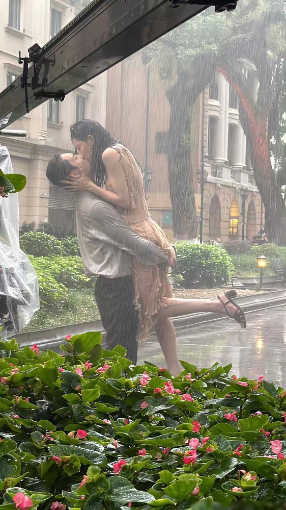 看了这个只能说，何穗不离婚真是大度！陈伟霆和钟楚曦的雨中湿吻，一看就是动真