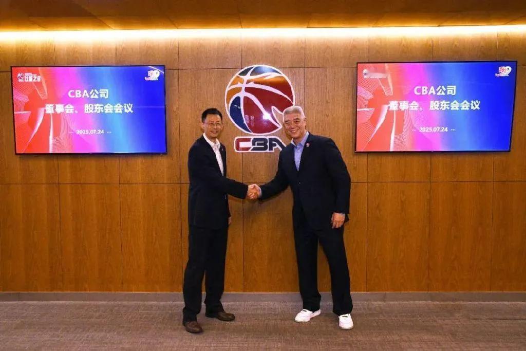 CBA公司新掌门人叫杨阳，据说他一上任，就给20家俱乐部发了个调查问卷：一、联