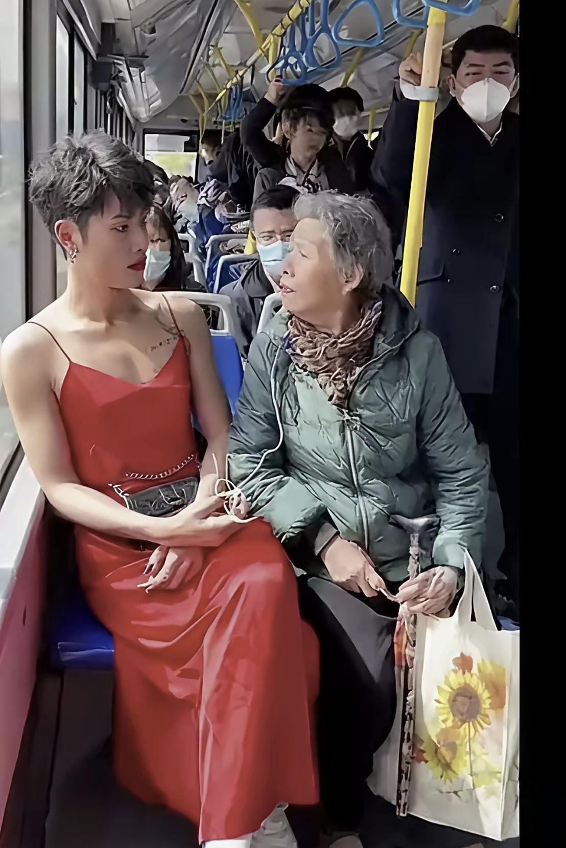 男人女性化与耿直的大妈撞到一起会发生什么？坐公交碰着这么一幕，给我看得还挺唏嘘—