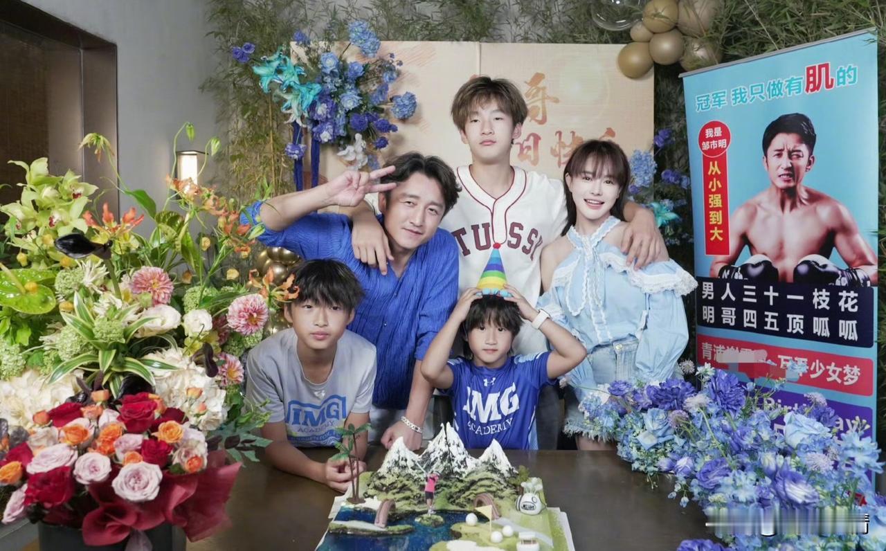 冉莹颖邹市明全家福曝光！大儿子全家最高！二儿子个头也长了！5月19日，冉莹颖