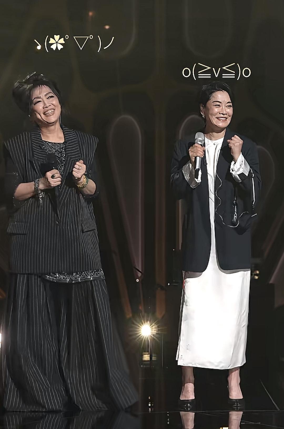 两位美女在台上开心地唱歌。这两位绝对是音乐界的大姐大[玫瑰]传奇歌手，实力派，大