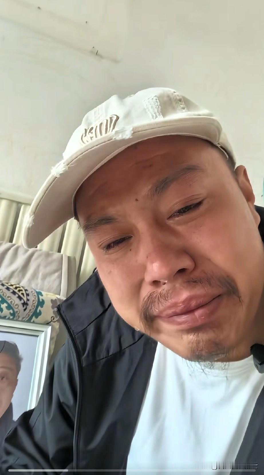 这是全网最让人心疼的一个男人了。他的父母、妻子、两个儿子都被邻居给杀害了，一个