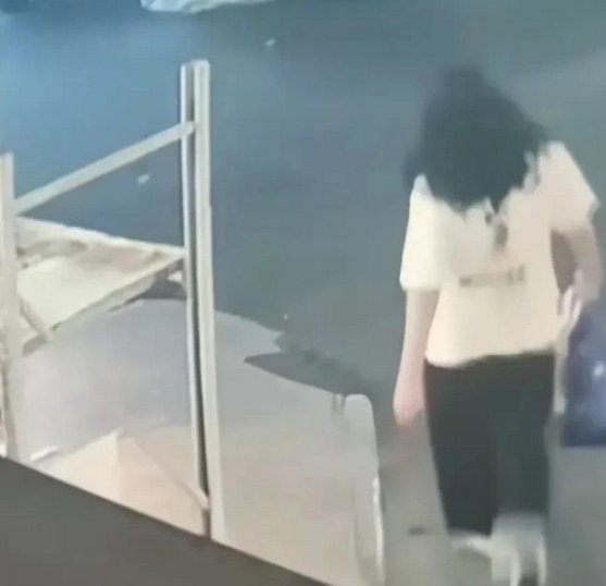 上海男子点了杯2元奶茶，结果取餐时发现被人偷了，愤怒之下报警求助，民警火速找到女