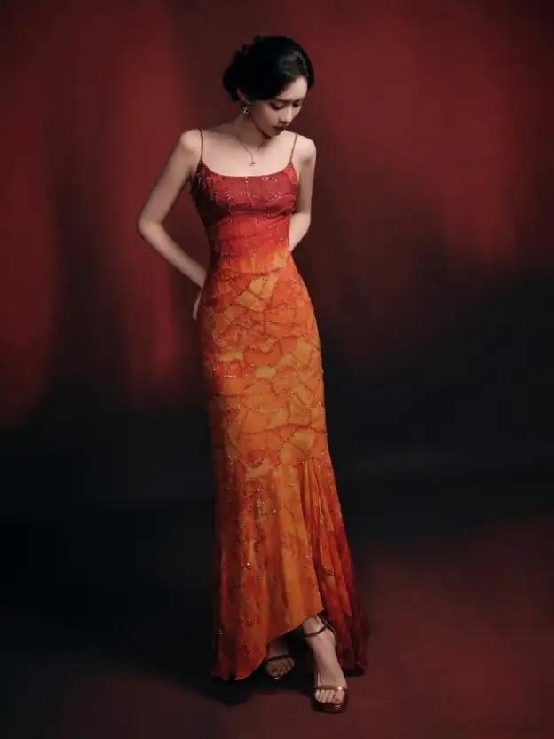 孟子义穿了ES的裙子惹了点小争议有粉丝说是2002年的股东高定，裙子是2002年