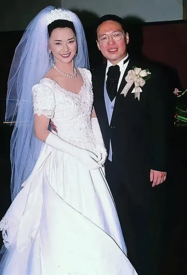 1998年，40岁胡慧中的婚礼！