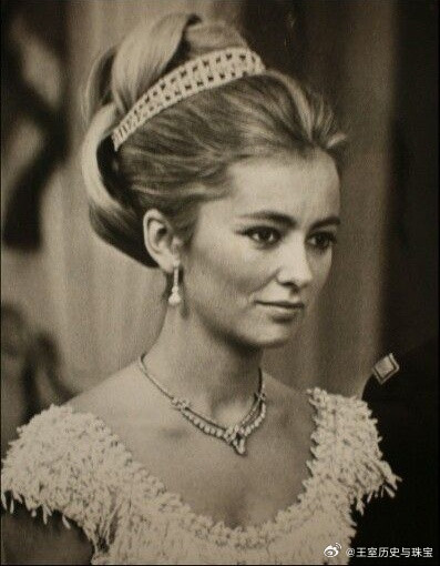 老照片刷一下比利时王后保拉年轻时候的各种有趣盘发，各种非常精致的高发髻，麻花辫