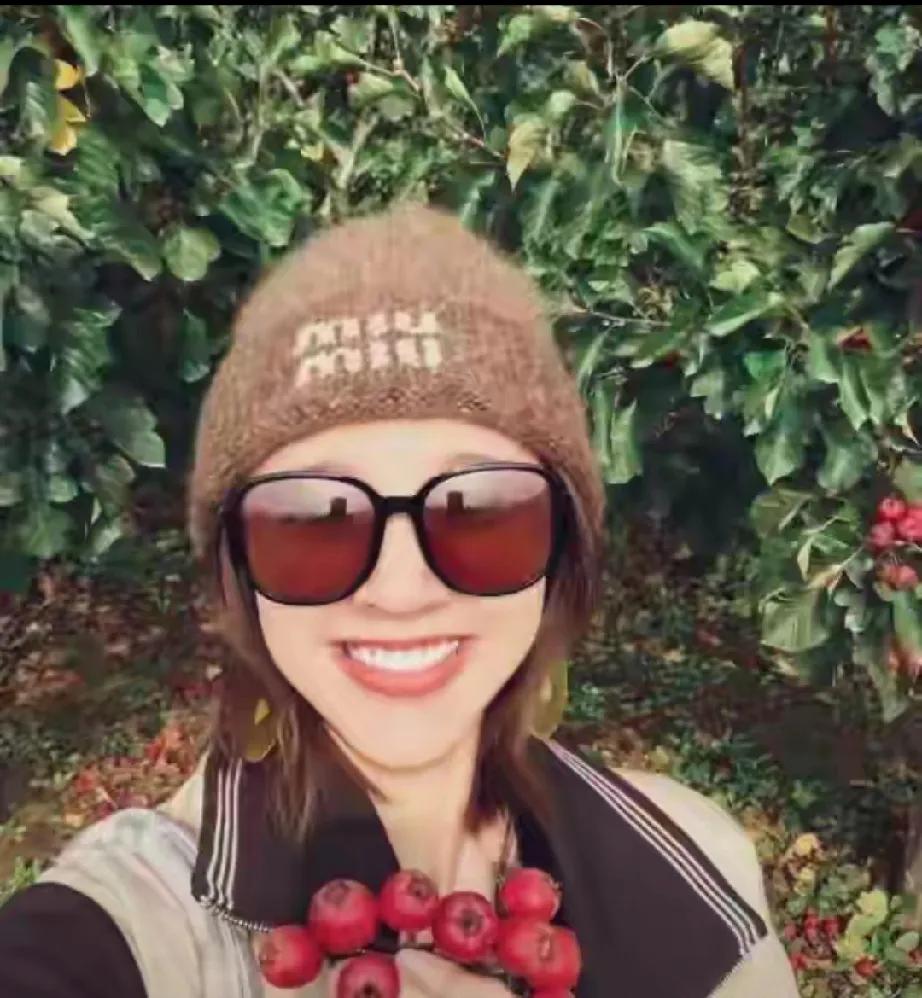 家人们谁懂啊！唐艺昕直接化身超甜田园女神啦！近日，她现身田园间，开启了一场超有趣