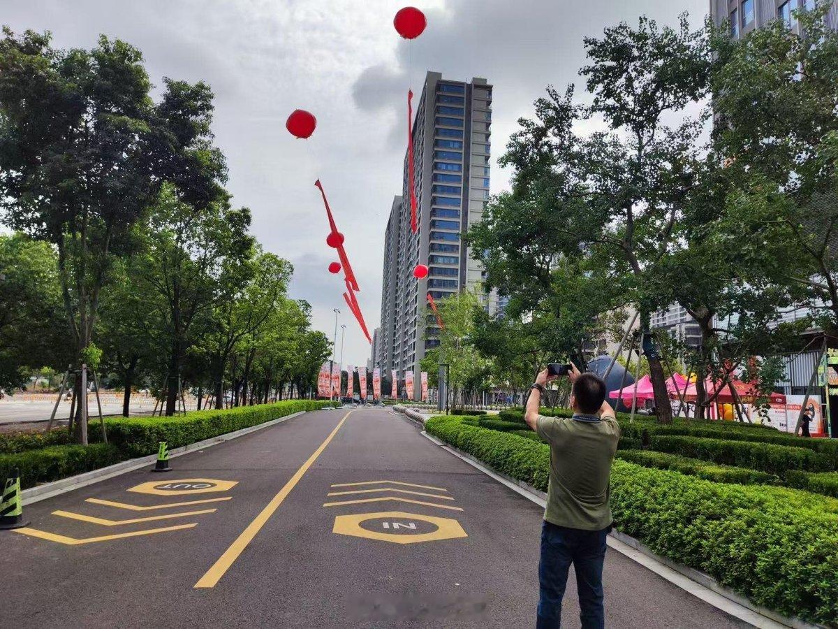 宁波某超市广场违规升放6只系留气球被查处12月，宁波镇海区骆驼街道某商会超市广
