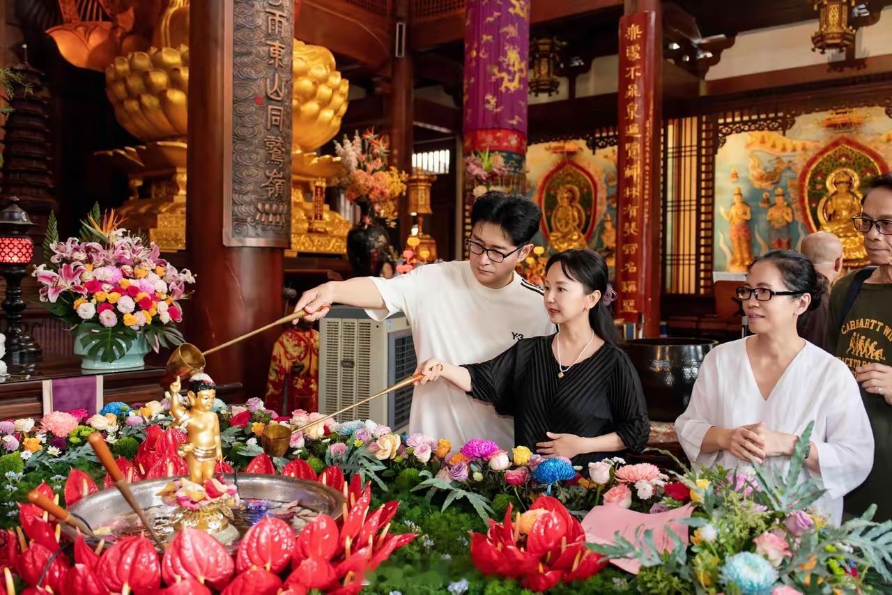 一位红极一时的电视主持人，今年四月份开始没工作了，闲得蛋疼！有钱有名、知交满天下