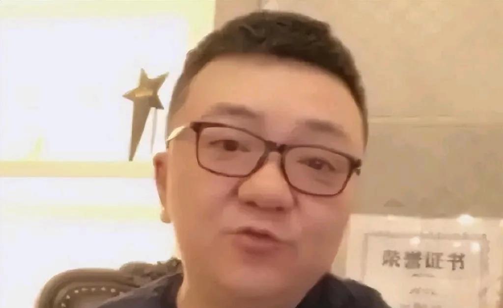 董路认为抵制比亚迪赞助国足的人都是球盲。迫于外界舆论压力，比亚迪已经暂停了对国