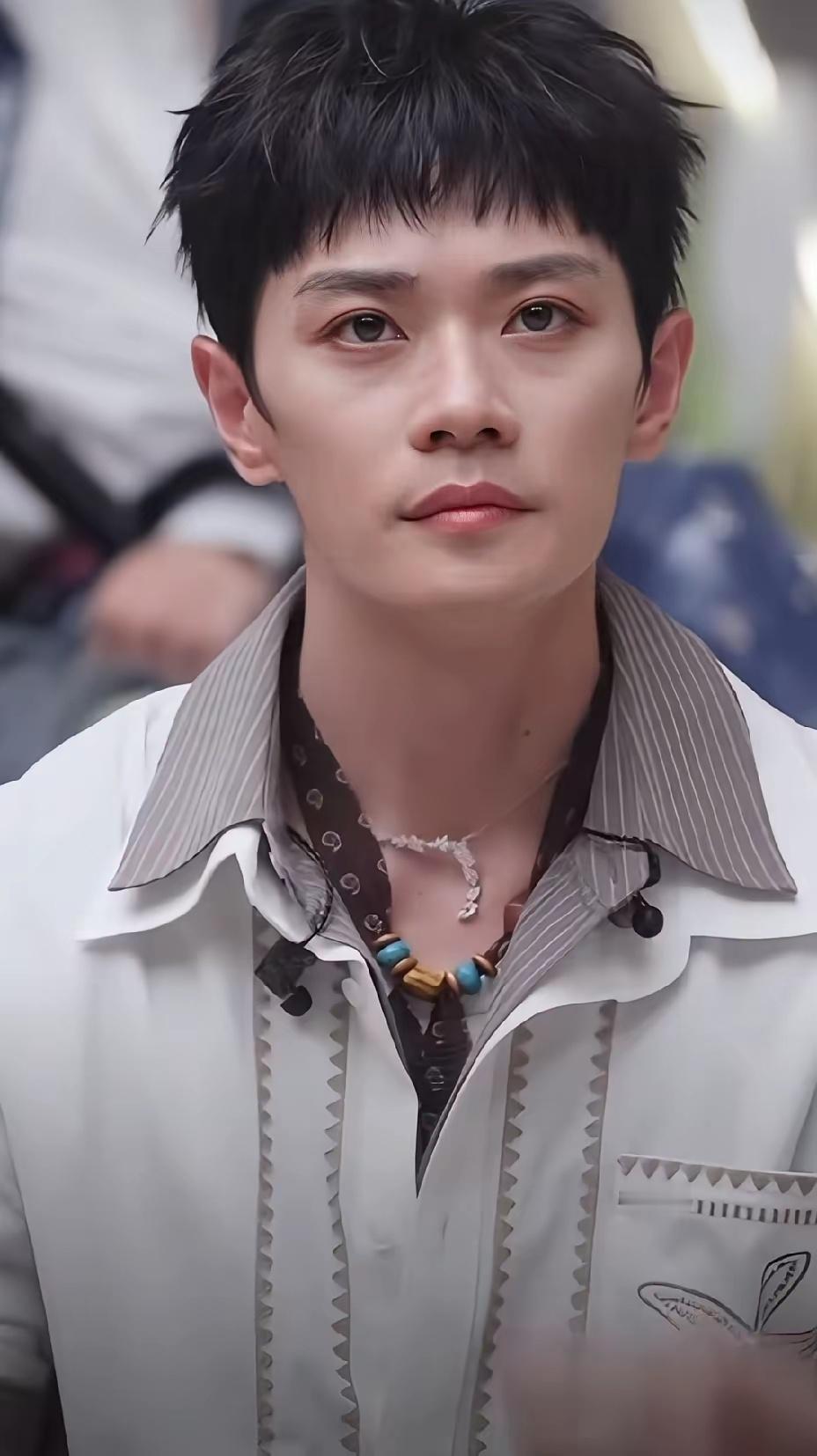 曹骏和其他哥哥一对比，问题就很明显了。曹骏太实诚了。确实像他自己说的一样，很内向