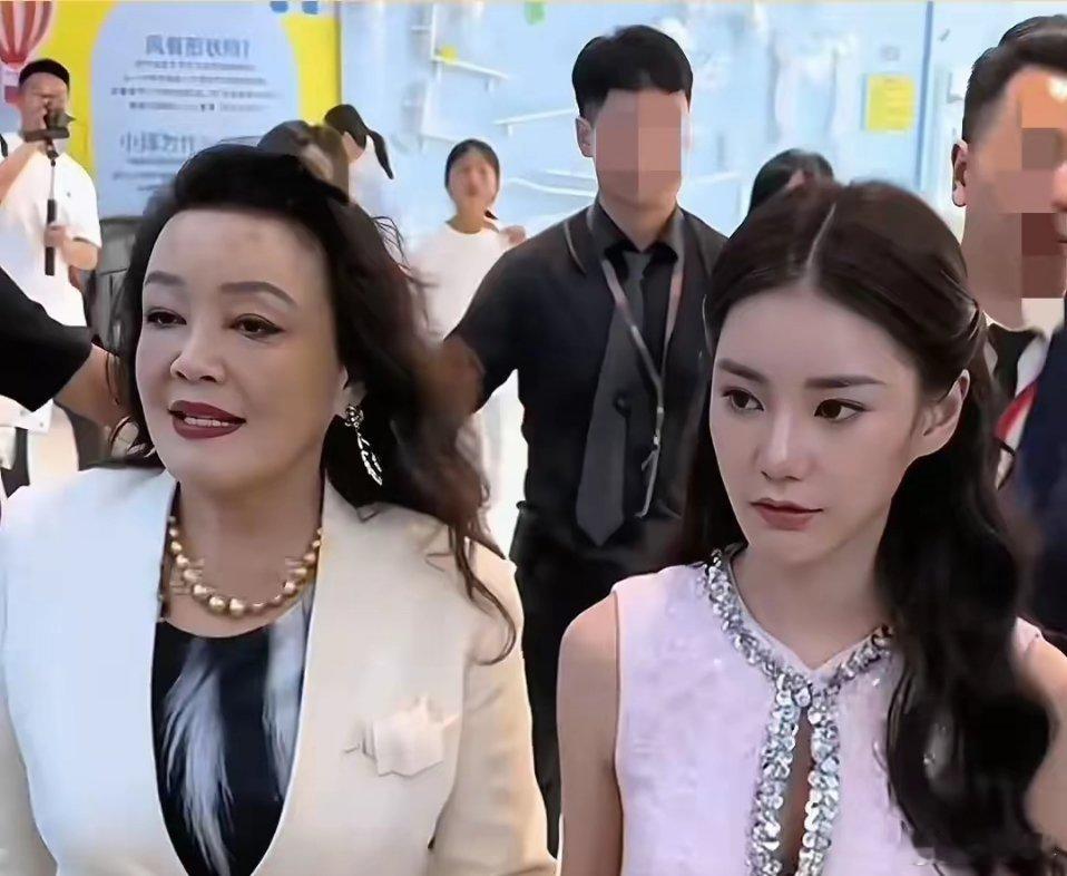 姜还是老的辣张兰真聪明马小梅一有负面新闻，她作为婆婆的第一个反应就是不插手，不发
