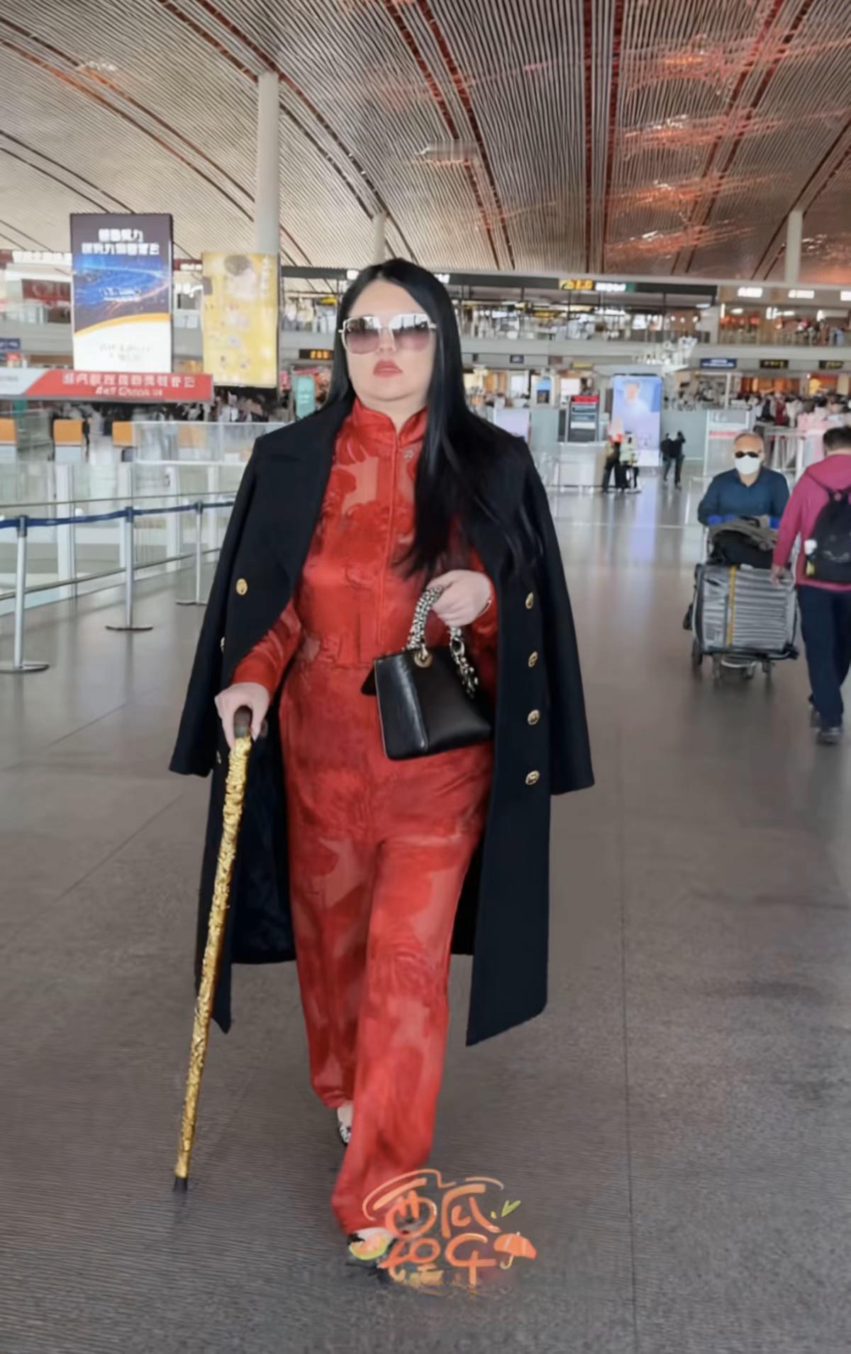 照这种趋势发展下去，李湘下次出行恐怕要坐轮椅了。不管是男人，女人，发胖了再戴上