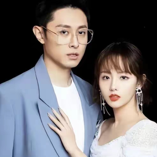 2014年买超对张嘉倪一见钟情，为了抱得美人归，买超对张嘉倪穷追猛打，三次求婚，