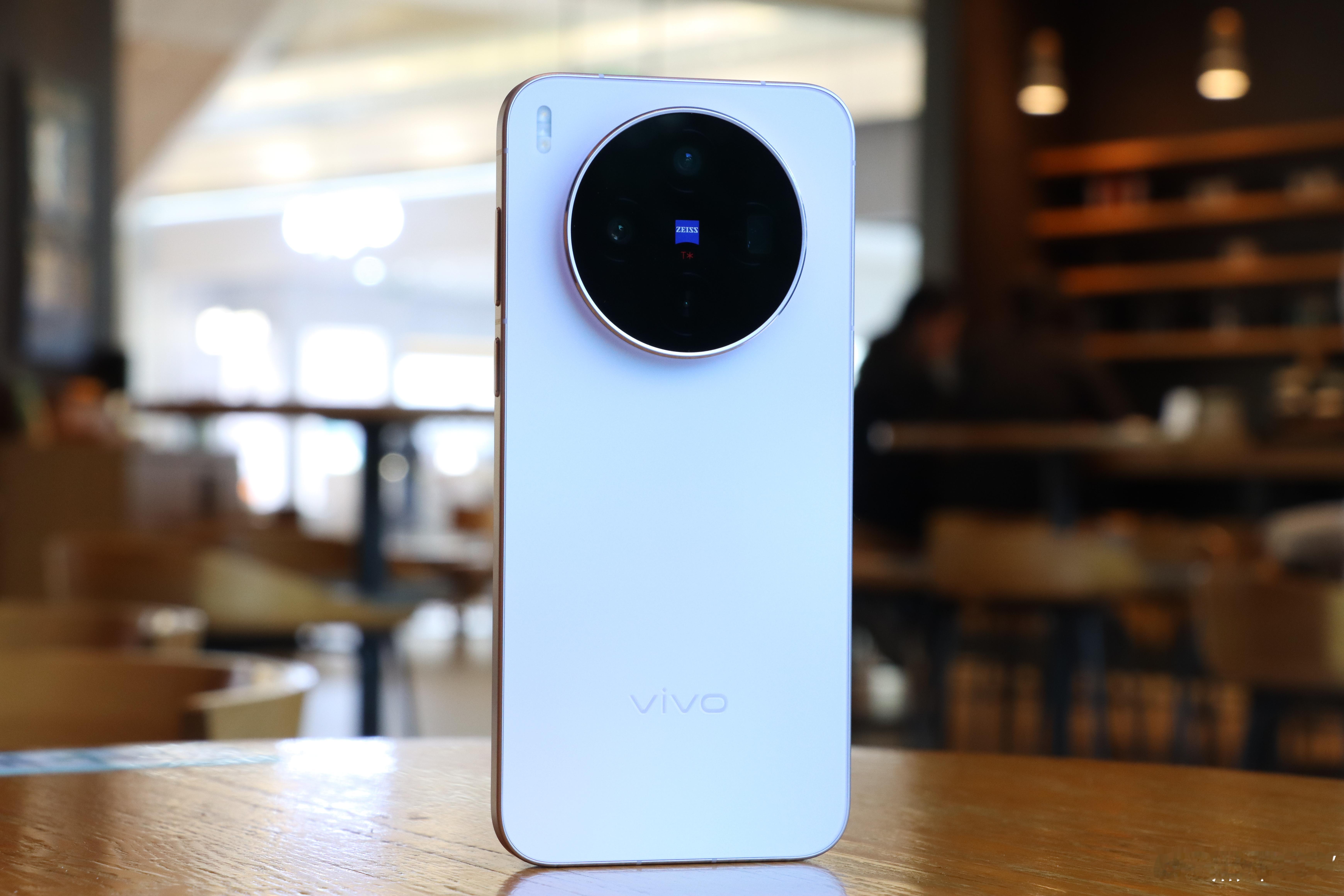 vivoX300s得质感真的超级舒服虽然某些旗舰机也是金属中框和玻璃后壳但是他