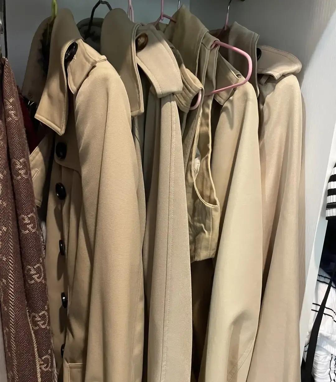 我翻衣柜发现春秋外套最尴尬。三月北京还冷得裹羽绒服，五月就直奔短袖，风衣挂那