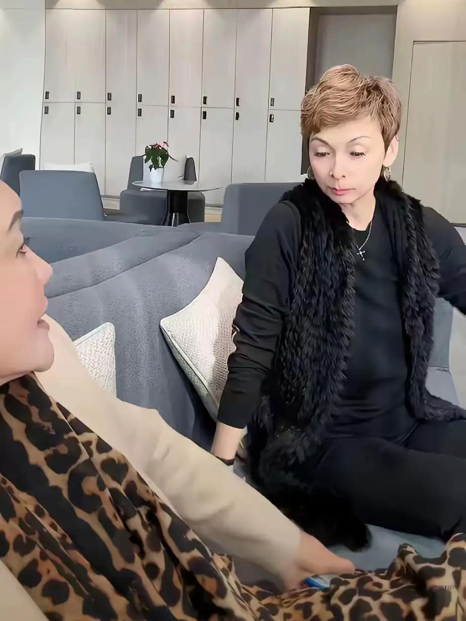 张兰自曝自己一个月工资2万多，供玥玥和霖霖姐弟俩上学是没有问题的，网友表示:这就