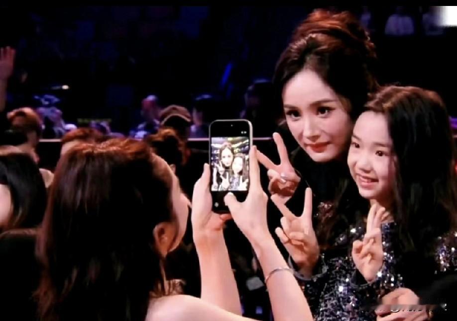 杨幂和魏大勋分开后再次重逢，尴尬极了，男方头都不敢回。昨晚的【尖叫之夜】杨幂与