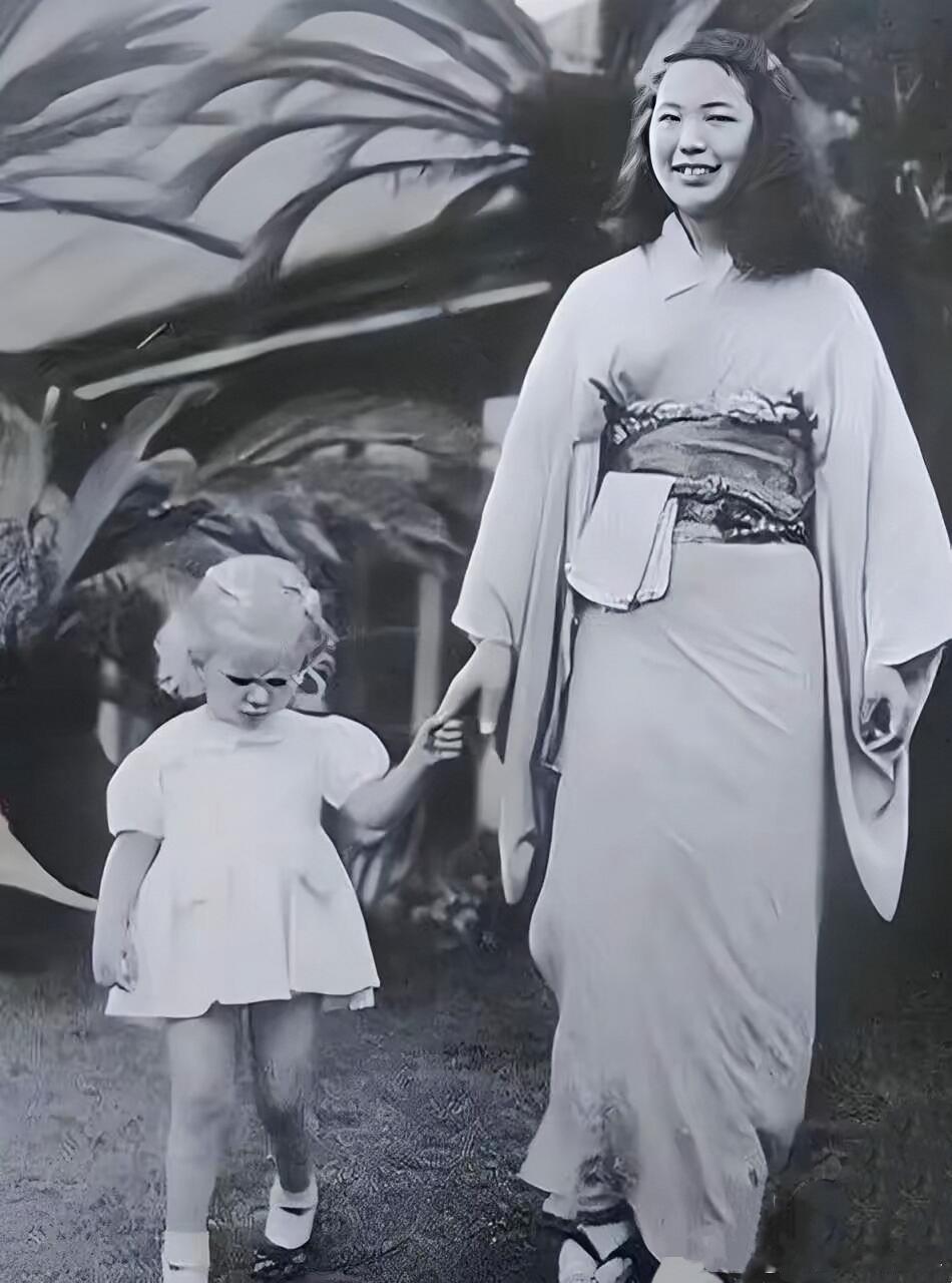 1946年的东京，是硝烟散尽后的断壁残垣与人性困境交织的修罗场。照片中，是一名日