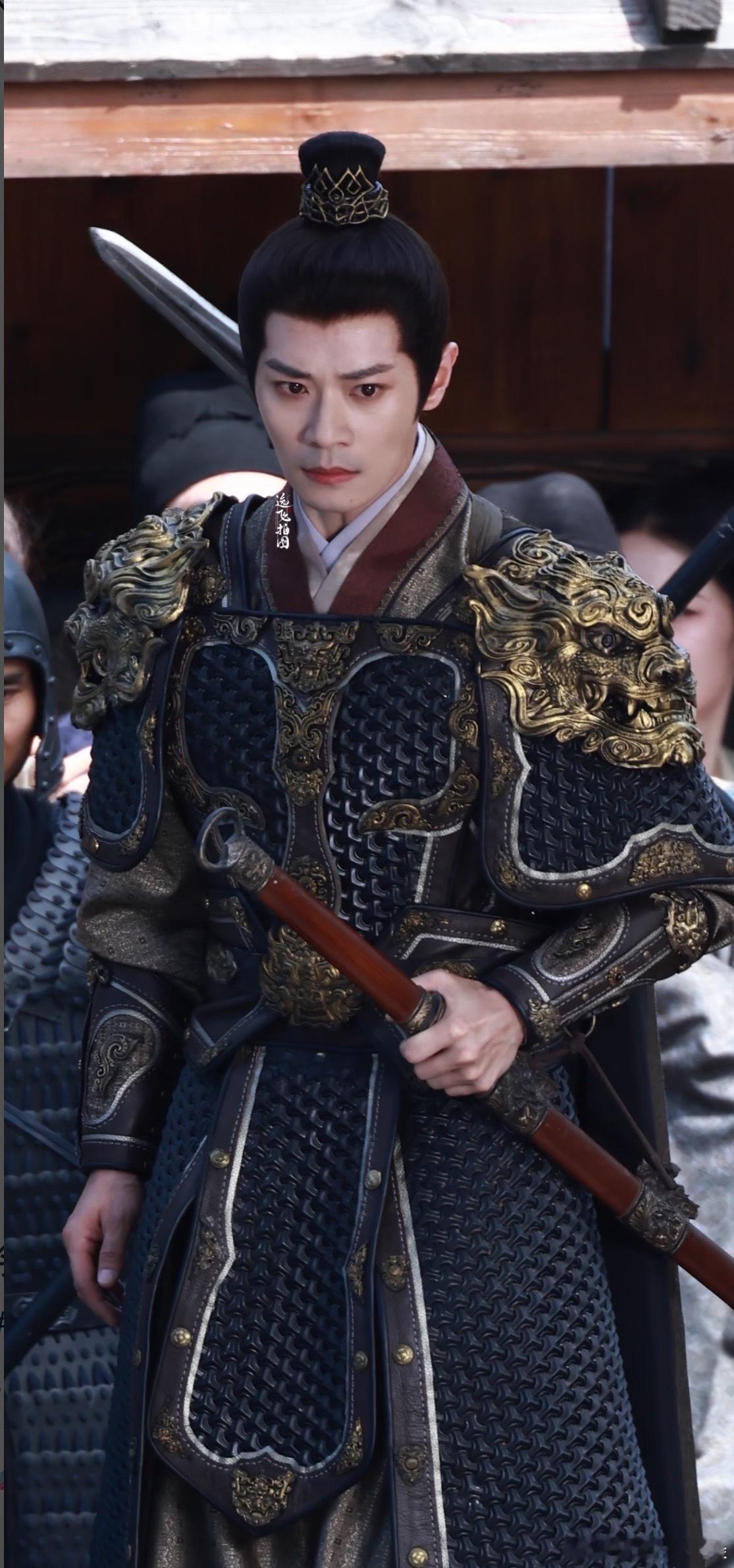 曹骏这张将军路透图，亮点在他握剑的手，感觉随时都在出剑的状态。