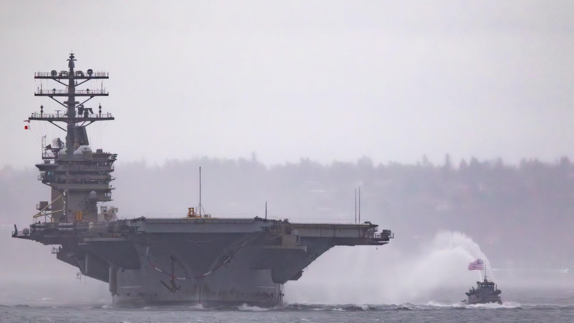 开始退役旅程的MD一等人“尼米兹”号核动力航母(CVN-68)抵达美国华盛顿州印