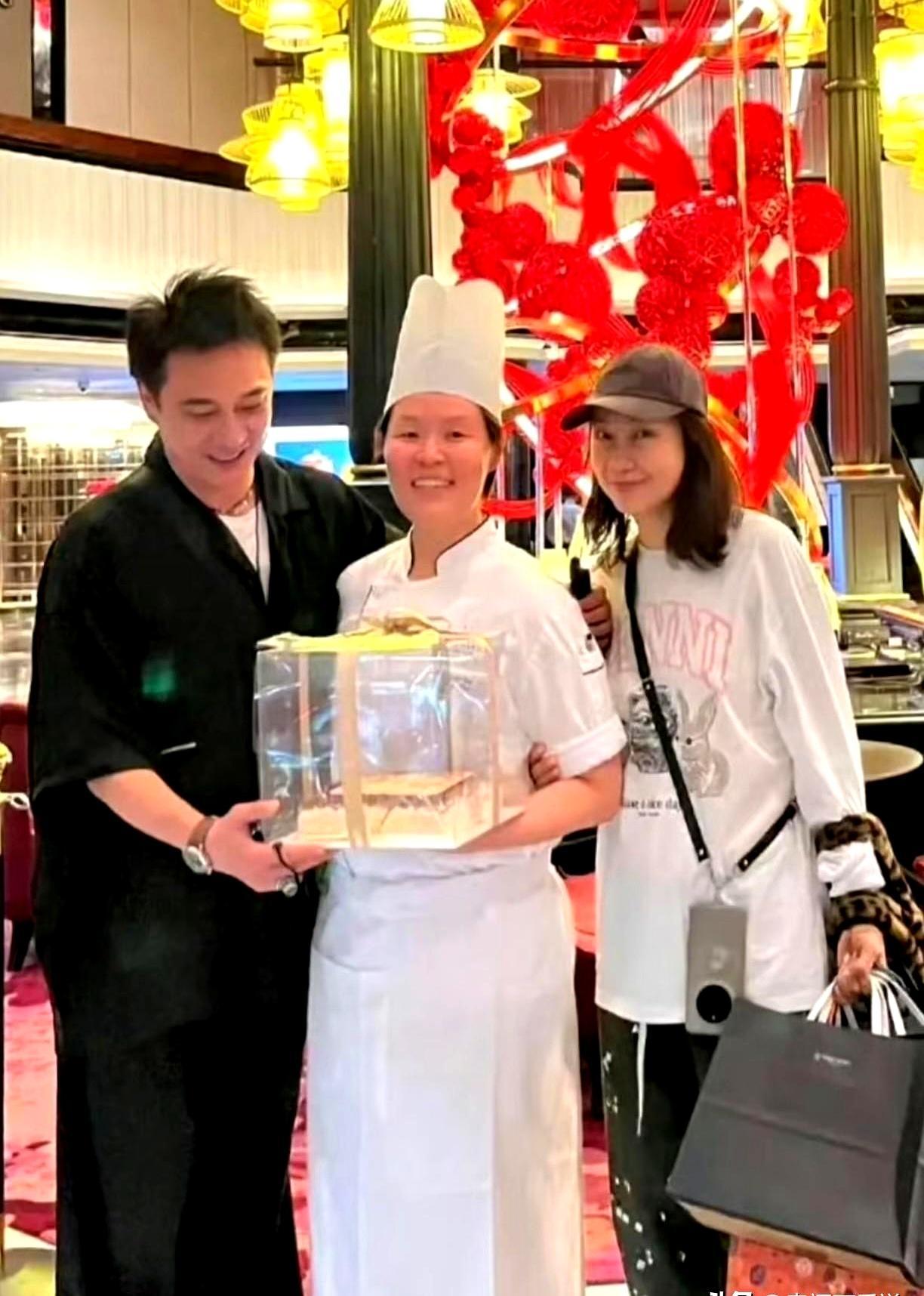 演了一辈子狠人的吴镇宇，私下连碗都不让老婆洗。最近有人在新加坡偶遇他们一家