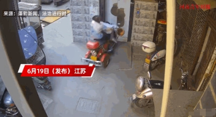 离了个大谱！”近日，江苏，一位老太骑着电动三轮车在小区里行驶时，突然失控冲进了旁