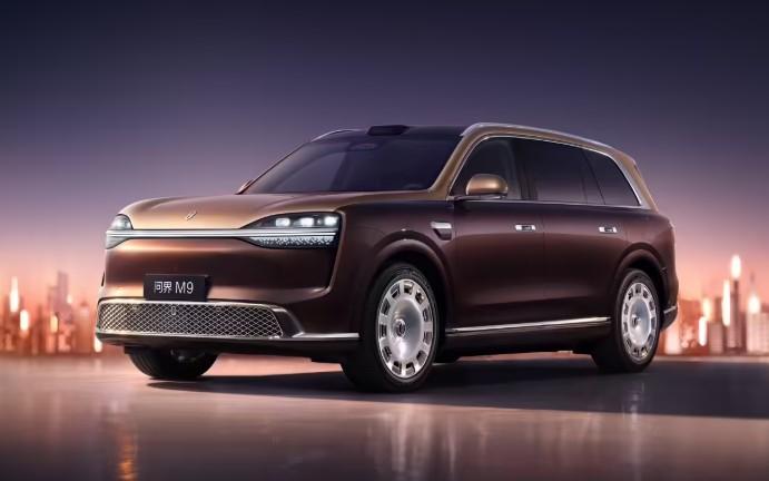 看下全新一代问界M9这回堆了多少料？全车塞进6颗激光雷达，其中1颗896线主雷