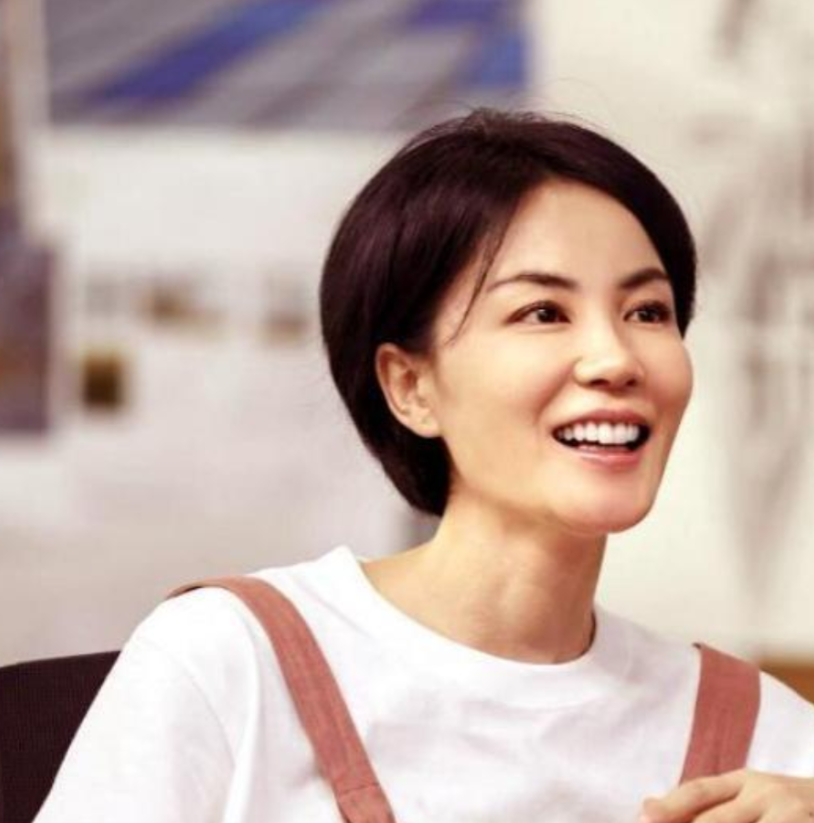 1997年，王菲以6000w的天价，签约百代唱片公司。拿到钱的第一时间，她跑到北