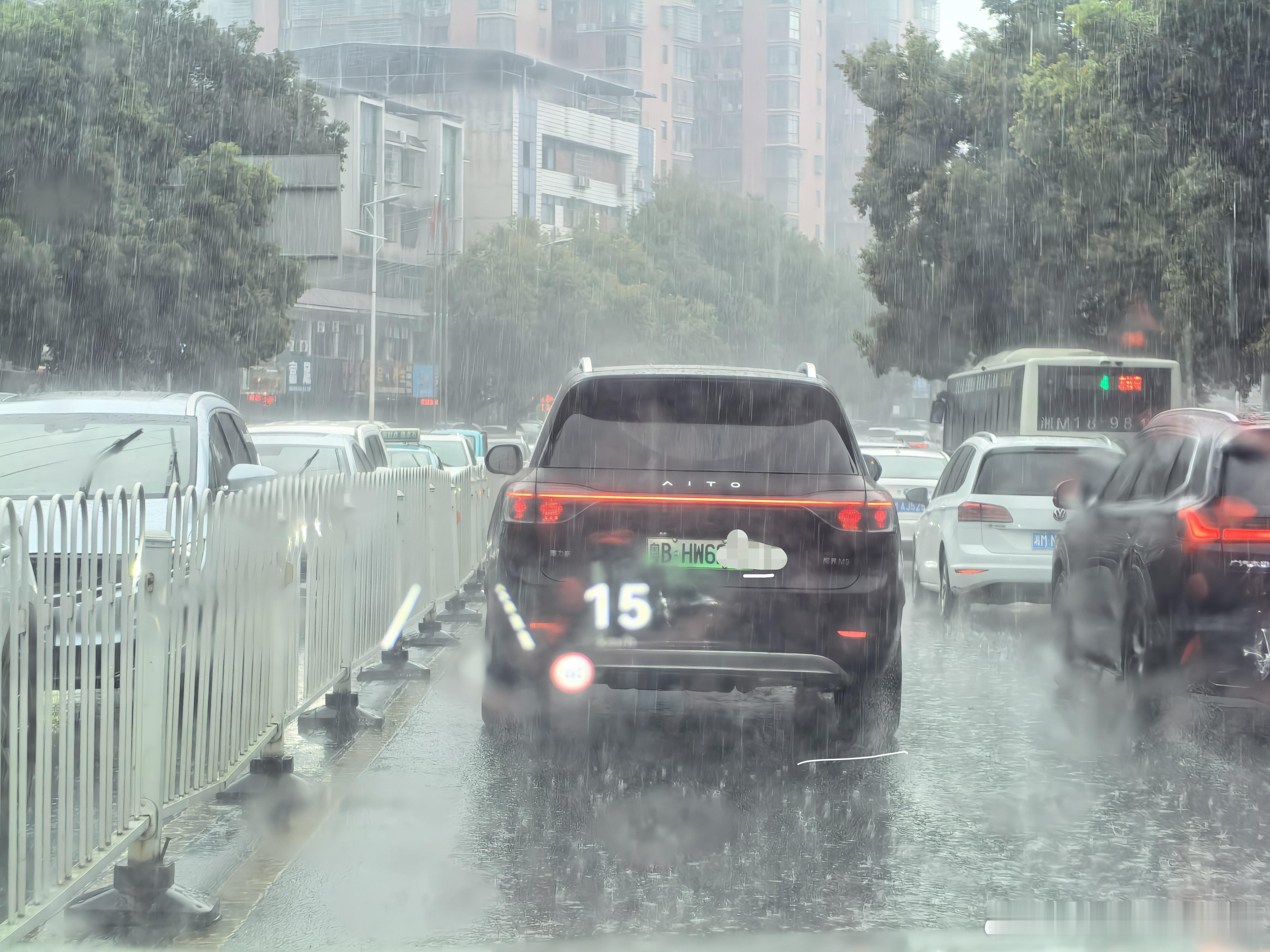 今天在老家看到一台车牌好牛逼的m9，粤bhw6***，真羡慕啊。。。