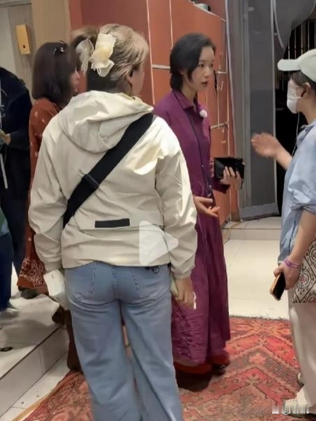 倪妮现身新疆一家火锅店，没有化妆，素颜出来打扮好土气，法令纹那么深，看不出来有女